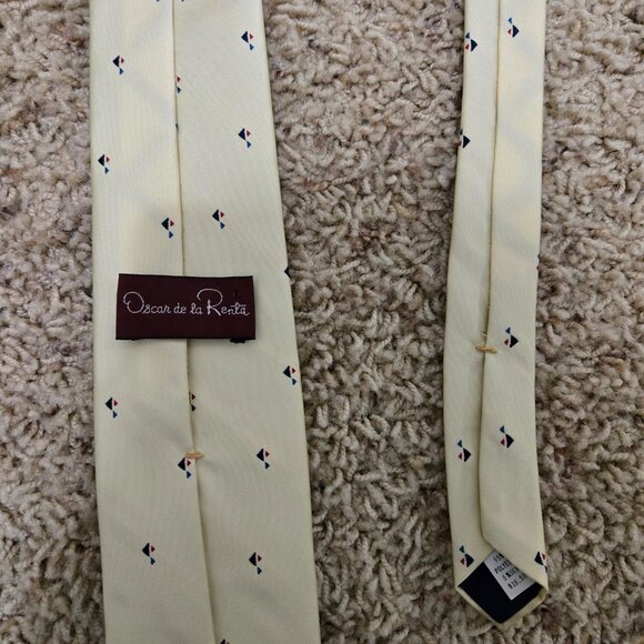 Oscar de la Renta Ivory Tie w/Geometric Pattern in Dark Blue and Red WPL 4075 - Picture 4 of 5